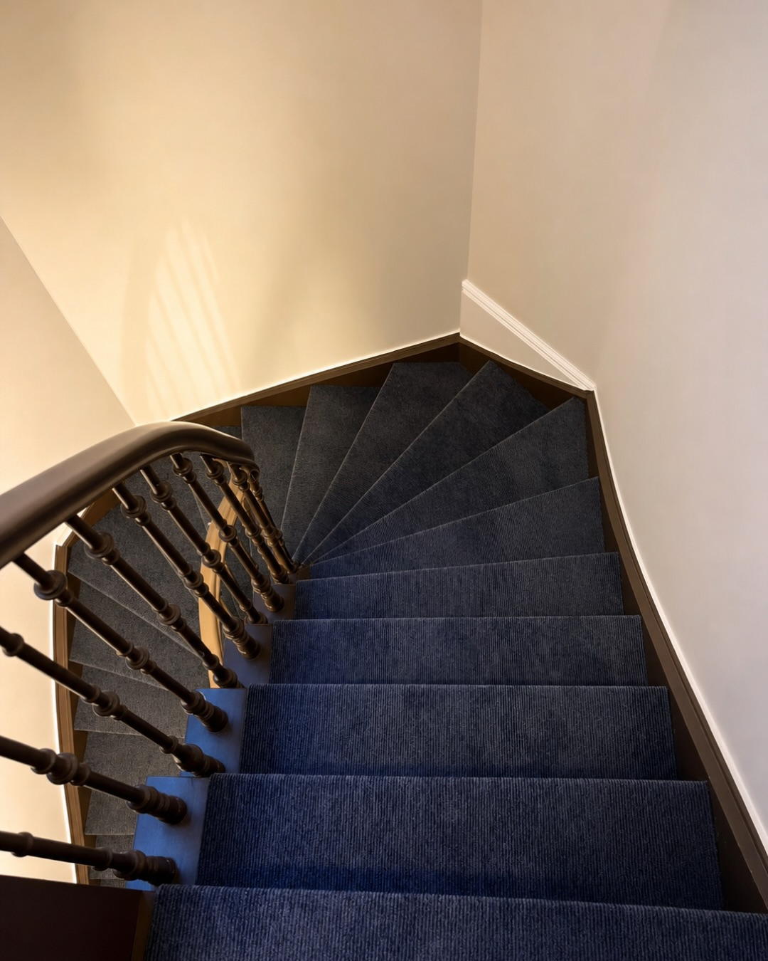 Blauw tapijt op de draaiende trap van Hotel Marcel