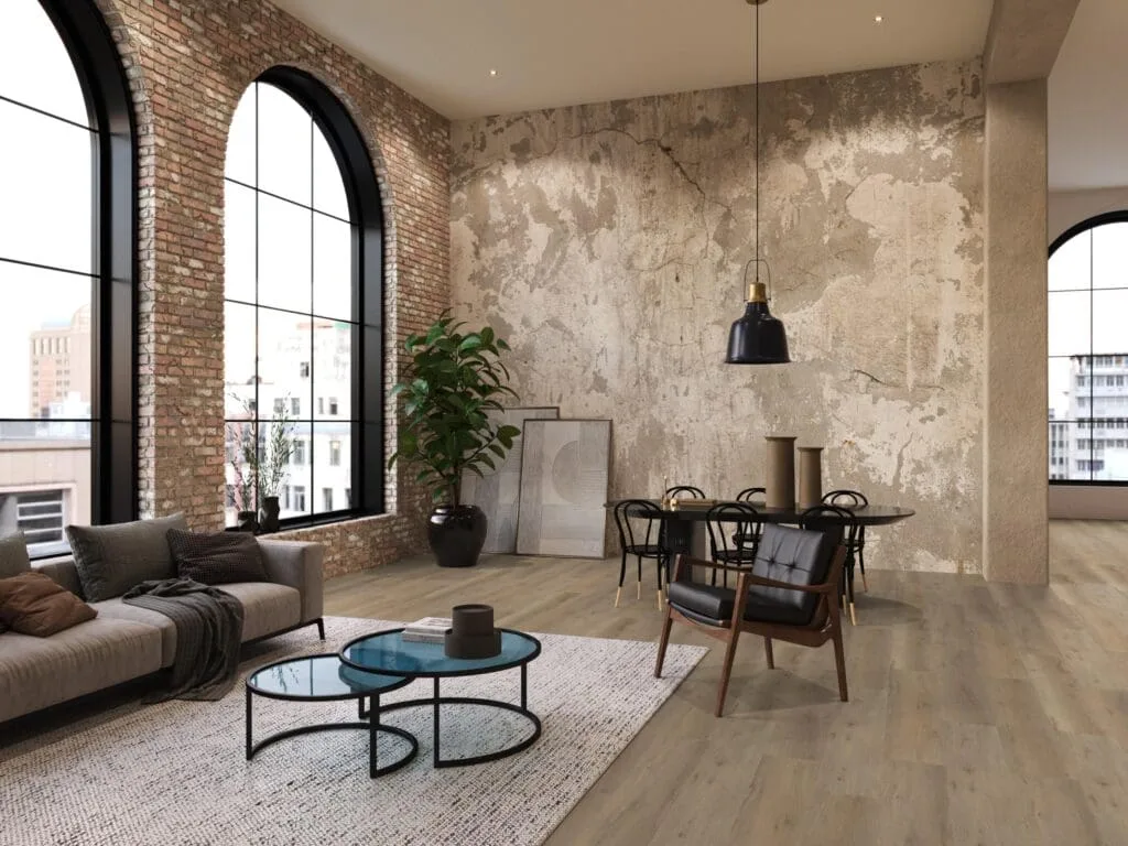 PVC-vloer met brede houtlookplanken in een woonkamer met hoge boogramen