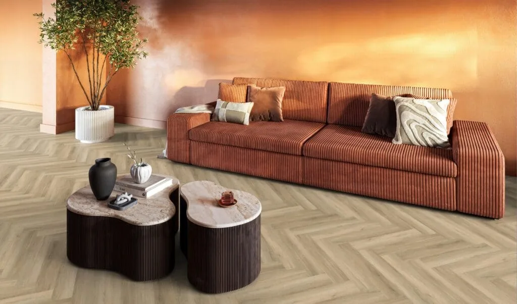 PVC-visgraatvloer in een woonkamer met een roestkleurige bank